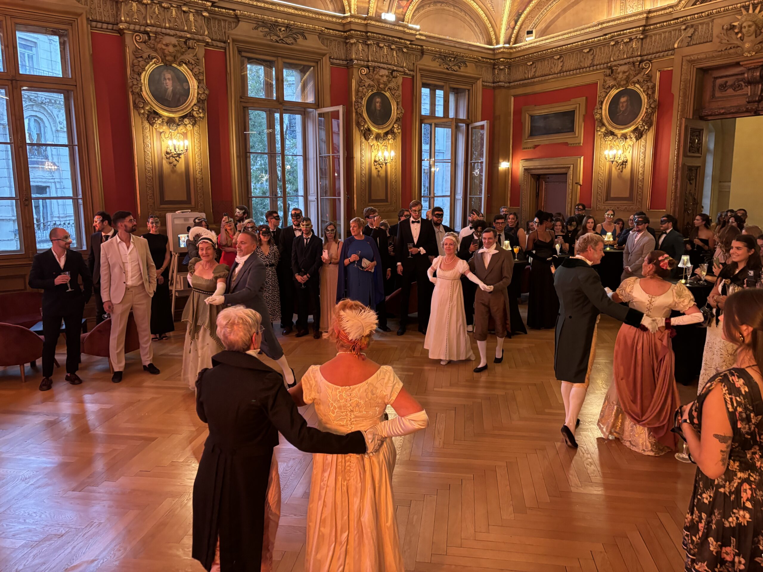 Des danseurs en costumes d’époque évoluent au milieu des invités du Bal de Jurixio.