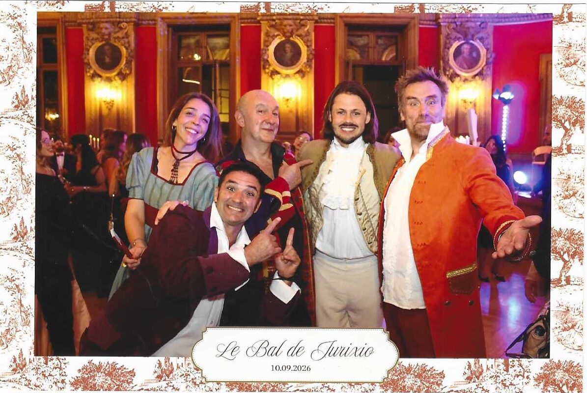 Les comédiens de la compagnie Les Schyzoz en costumes d’époque prennent la pose au Bal de Jurixio.